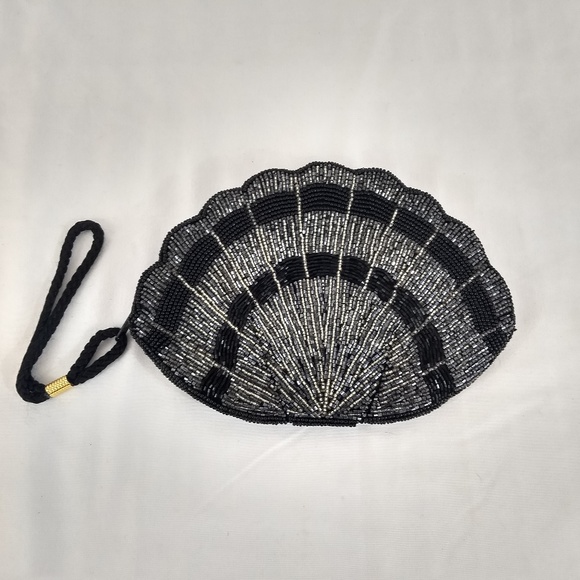 Scalloped Shaped Sequined Mini-Bag Makeup - Picture 2 of 5